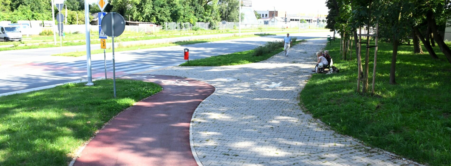 Nowy chodnik i ścieżka rowerowa przy Żelaznej