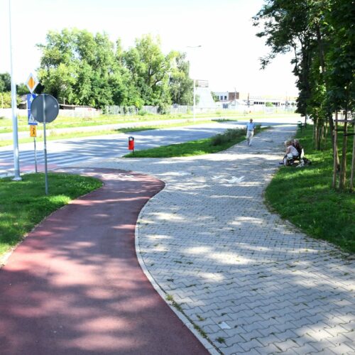 Nowy chodnik i ścieżka rowerowa przy Żelaznej