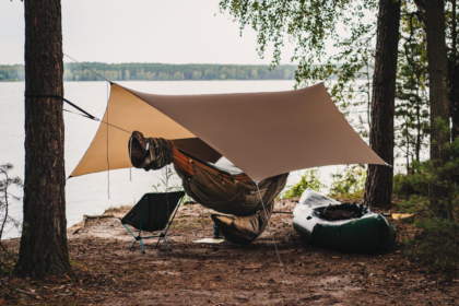 Lekkie hamaki vs platformy – co zabrać w las?