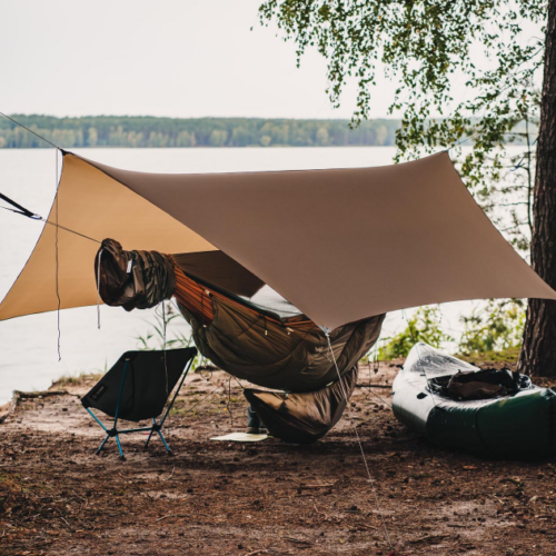 Lekkie hamaki vs platformy – co zabrać w las?